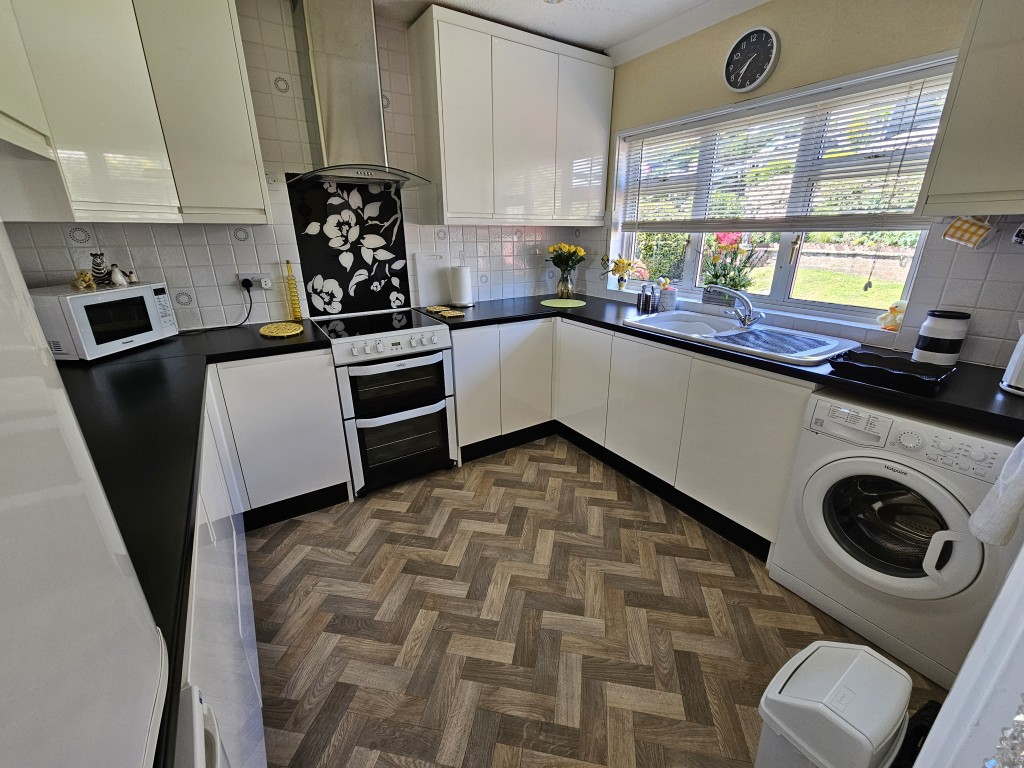 Lot: 46 - LINK-DETACHED HOUSE WITH VIEWS IN A POPULAR LOCATION - Kitchen